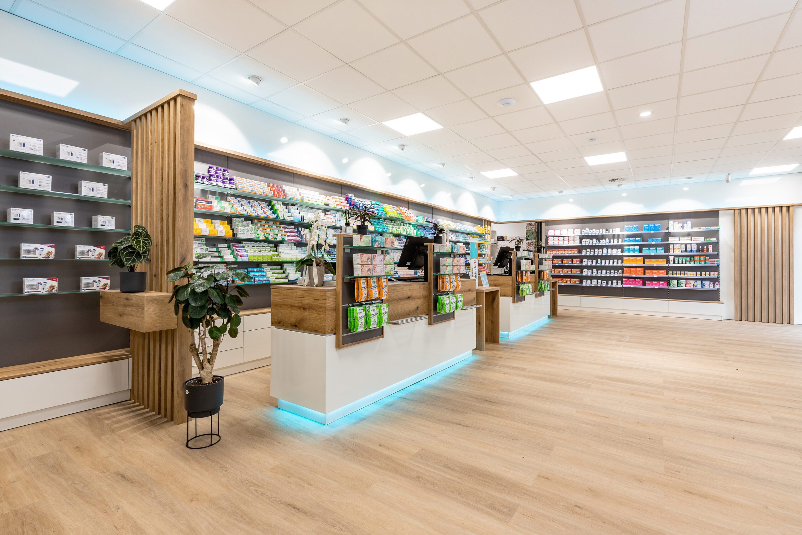Apothekeneinrichtung Schalter GmbH . AVIE Winterfloß Apotheke . 66539 Neunkirchen